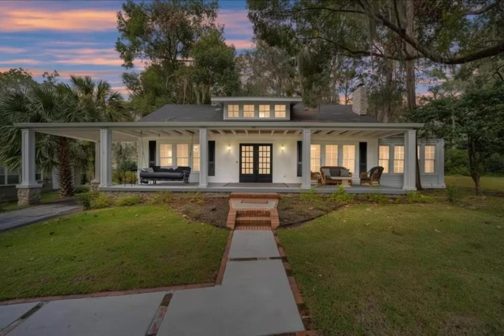 a large white house with a lawn at Southern Porch Life 4-B 2-Bath Pet Friendly in Ocala