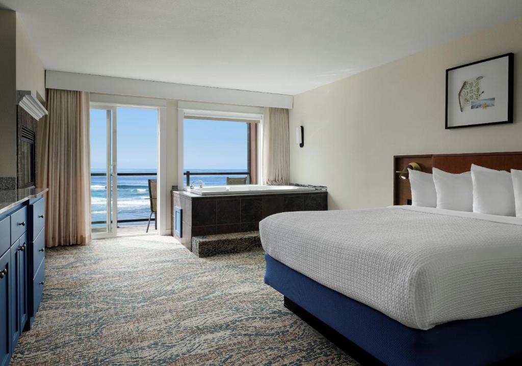 Starfish Manor Oceanfront Hotel - 