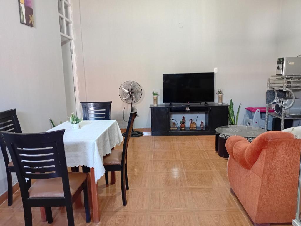 a living room with a table and a tv at Departamento ANSOPH in Ilo