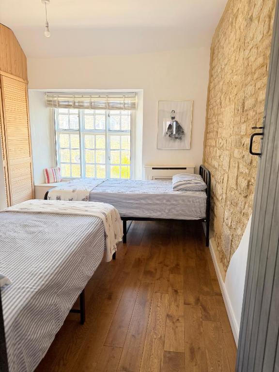 Charming Two Bedroom Cottage in Chipping Norton - Housity