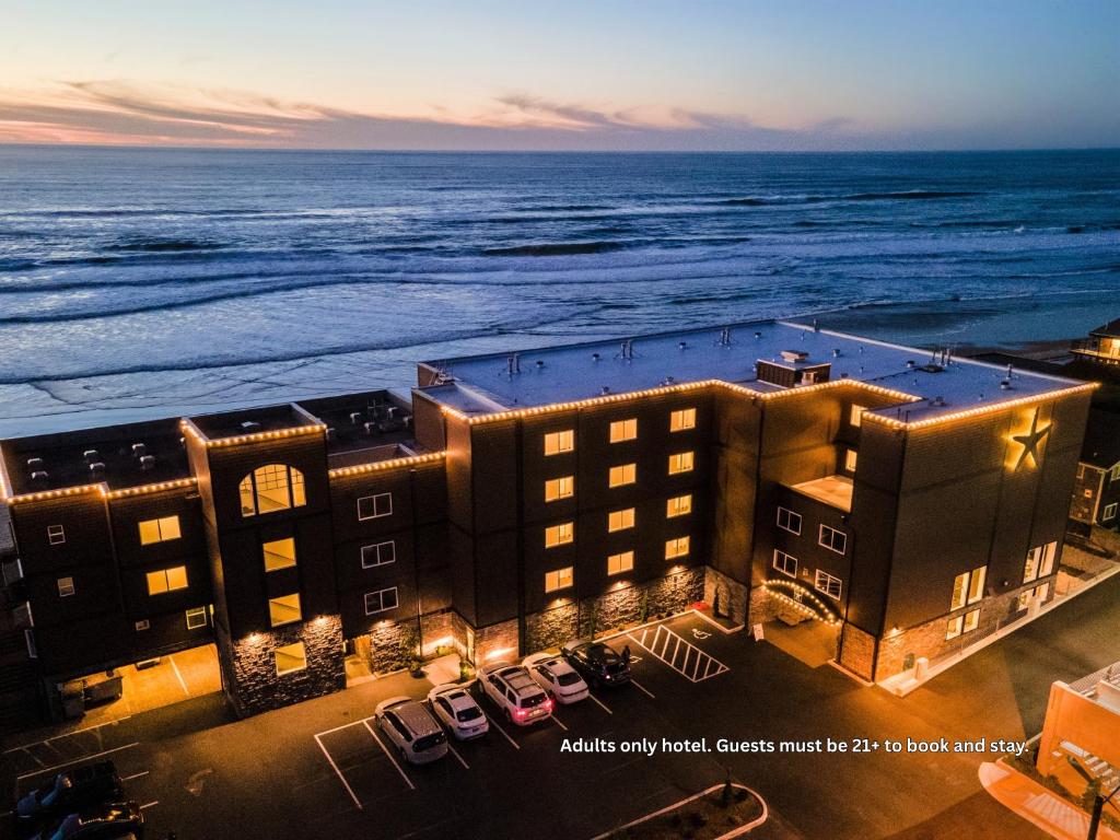 an aerial view of a hotel with the ocean at Starfish Manor Oceanfront Hotel in Lincoln City