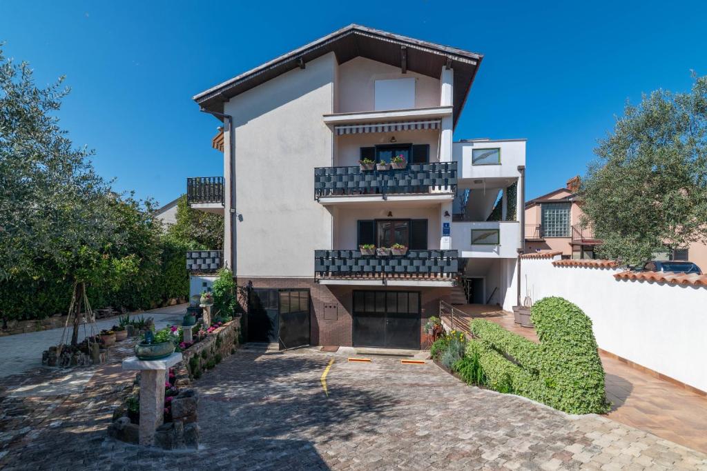 Apartments with parking space Umag - 21460