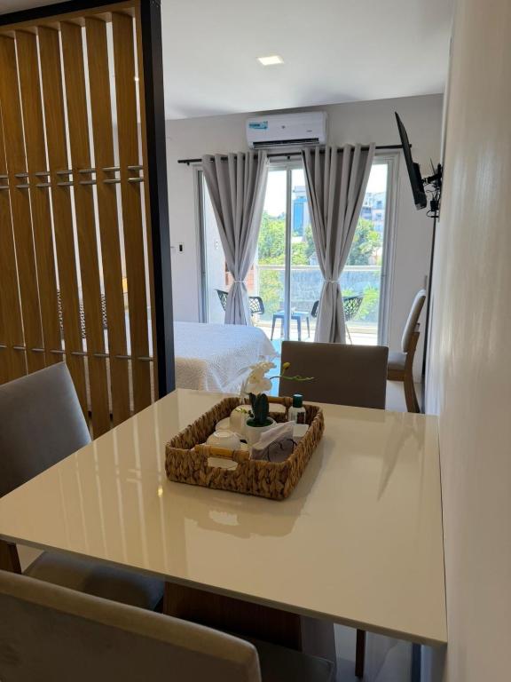 a room with a table and a bed and a room at Apartamento Monoambiente en Encarnación con Parking in Encarnación