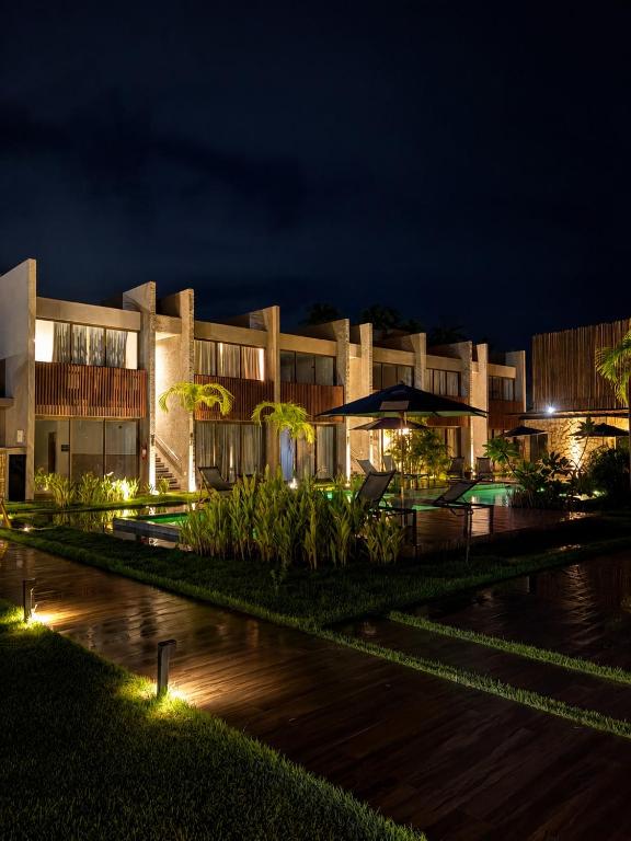 a building with lights in front of it at night at Estúdio Premium em Japaratinga - Unidade Coralli - Vila Naluri in Japaratinga