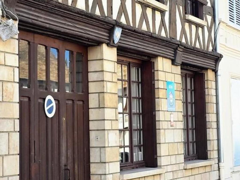 Auberge médiévale à Houdan avec jardin clos, animaux acceptés, WiFi et parking sécurisé - FR-1-527-79