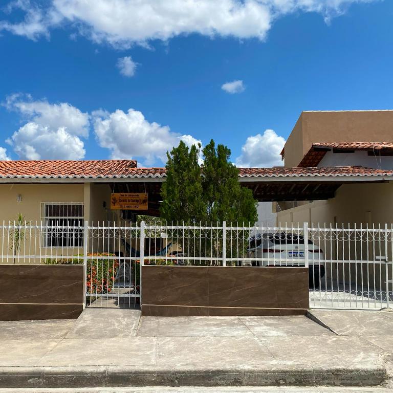 a white fence in front of a house at Recanto da Caatinga in Piranhas