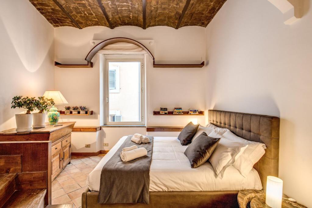 um quarto com uma cama grande e uma janela em Casawally em Roma