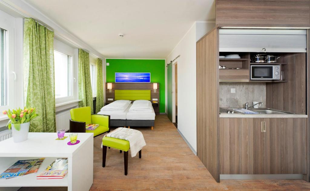 une chambre d'hôtel avec un lit et une cuisine dans l'établissement Bonnox Boardinghouse & Hotel, à Bonn