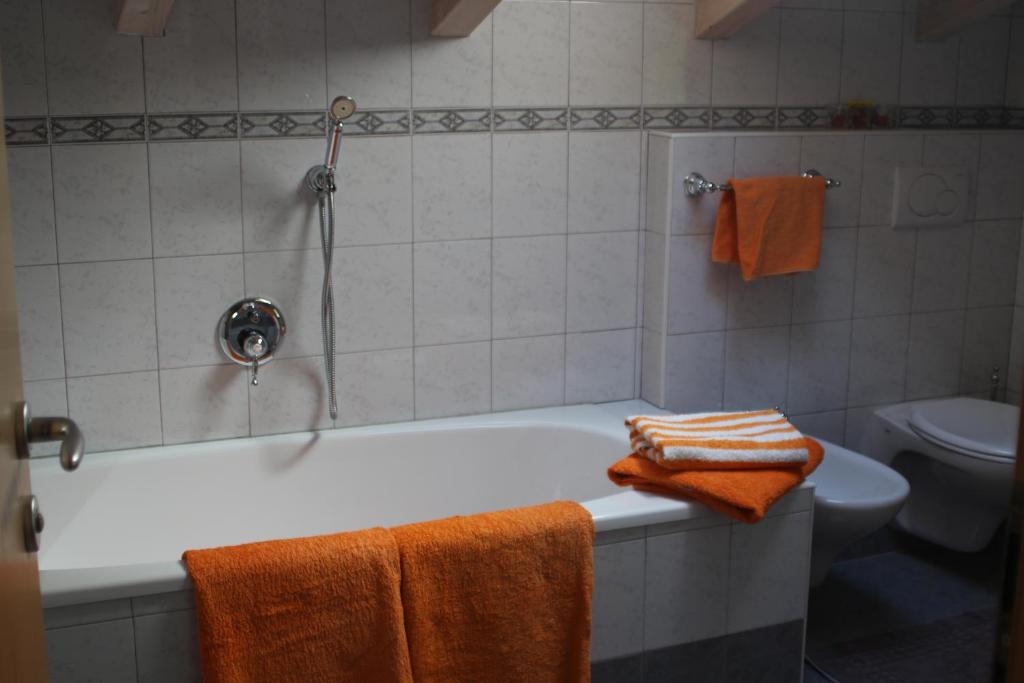 łazienka z wanną, toaletą i ręcznikami w obiekcie Aussermairhof w mieście Campo Tures
