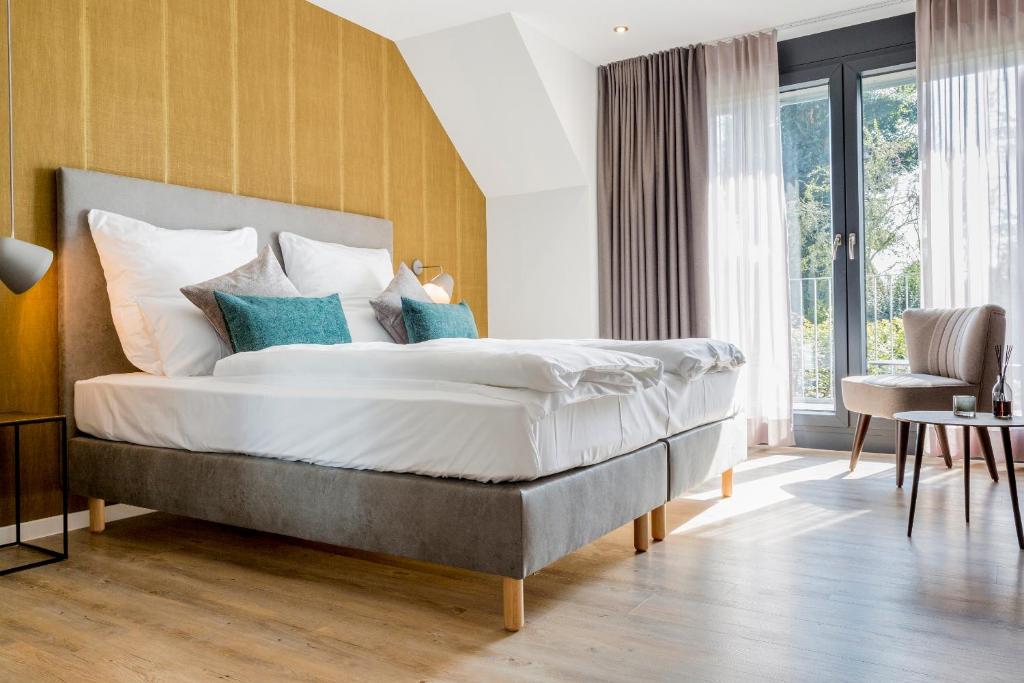 um quarto com uma cama grande com almofadas brancas e azuis em Gasthaus Stappen em Korschenbroich