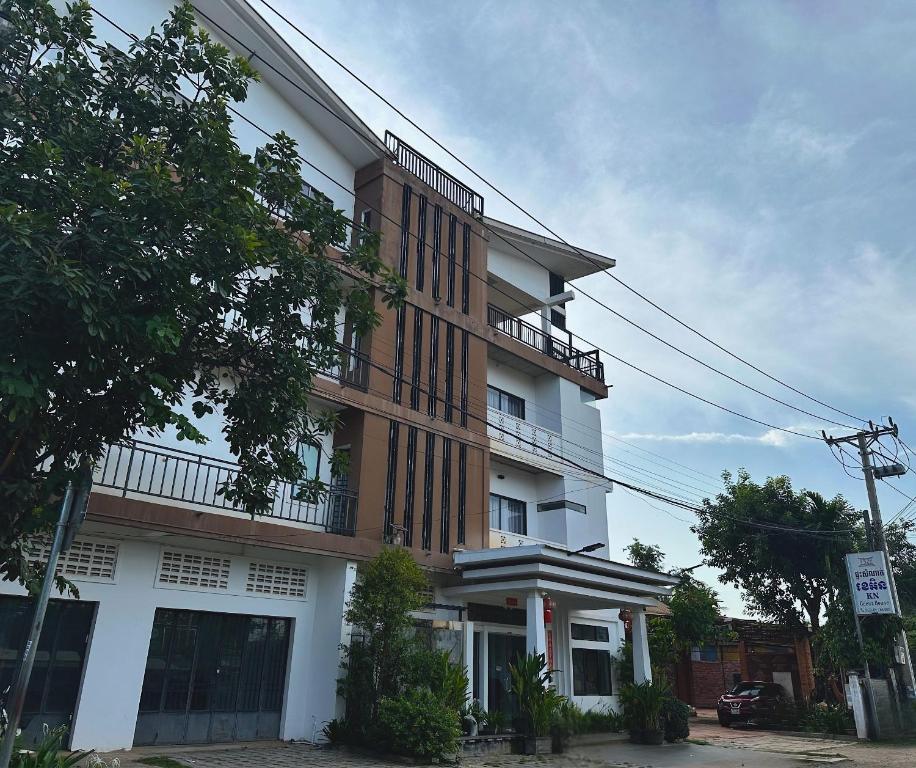 a tall building with a balcony on the side of it at KN Guesthosue in Phumĭ Réach Born (1)
