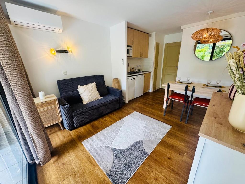 Beautiful 2-bedroom apartment - pool - private park - tennis