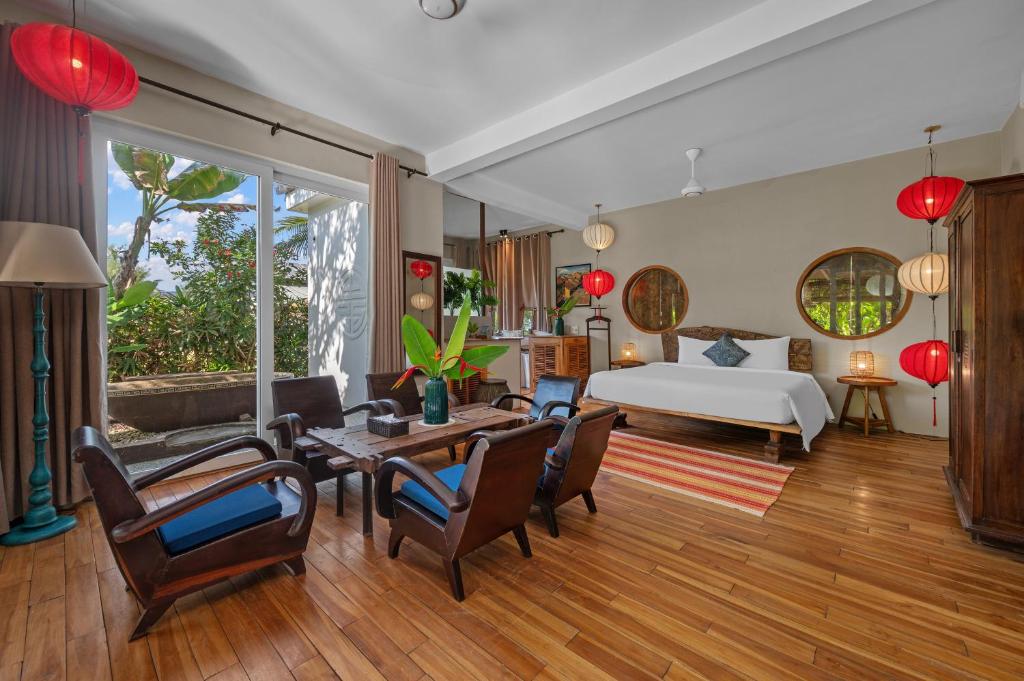 a bedroom with a bed and a living room at Lea's Garden in An Bàn (2)