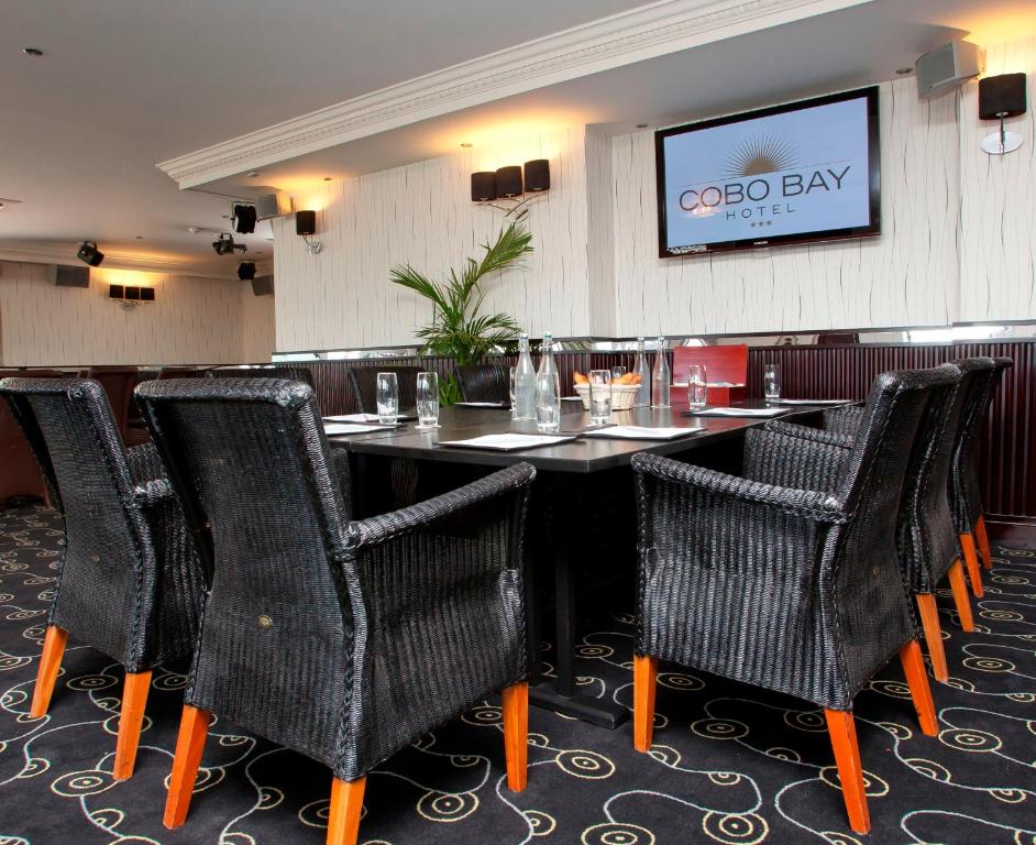 TV a/nebo společenská místnost v ubytování Cobo Bay Hotel