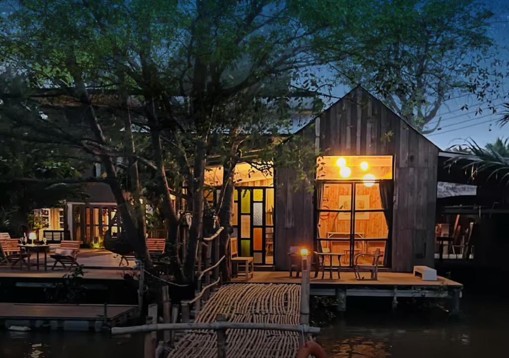 ein winziges Haus auf dem Wasser bei Nacht in der Unterkunft Amphawa Hideaway in Amphawa