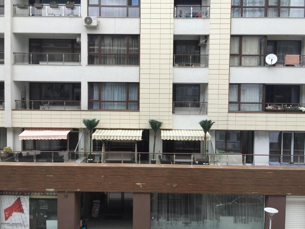 Apartments Las Tres Palmas - 一间带露台的房间公寓-40山patnik P。