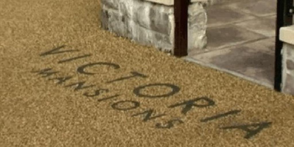 una alfombra de bienvenida escrita en el suelo frente a un edificio en Victoria Mansions Hotel Apartments en Weston-super-Mare
