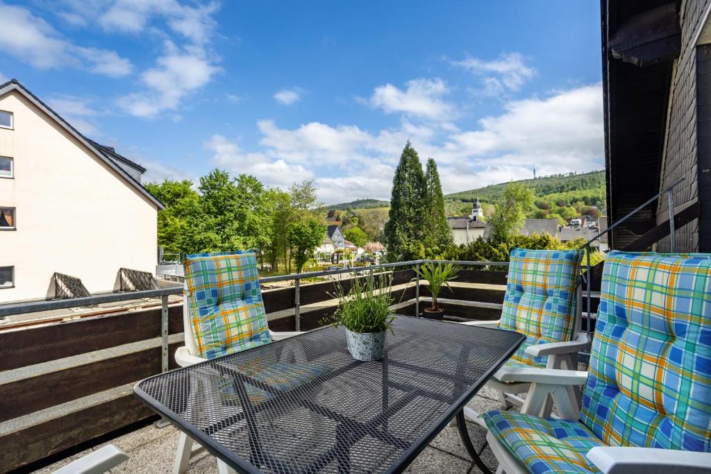 a patio with a table and chairs on a balcony at Ferienwohnung Niemeier in Brilon