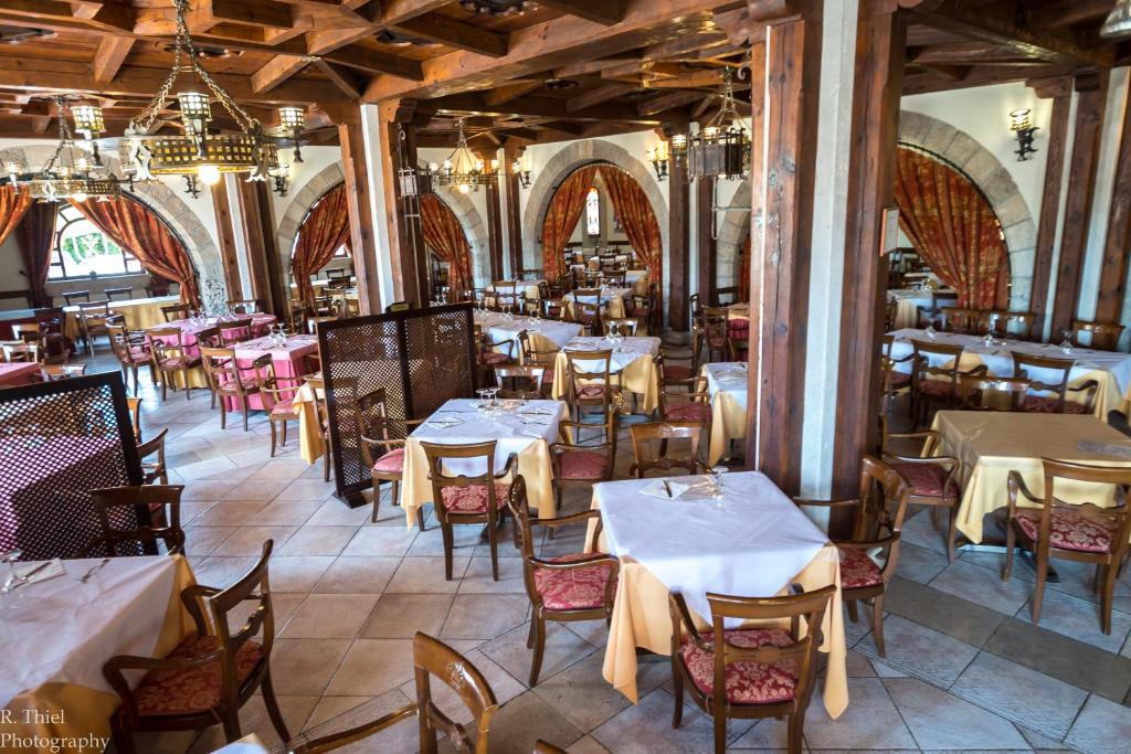 Un restaurante o sitio para comer en Hostal Restaurante El Castillo