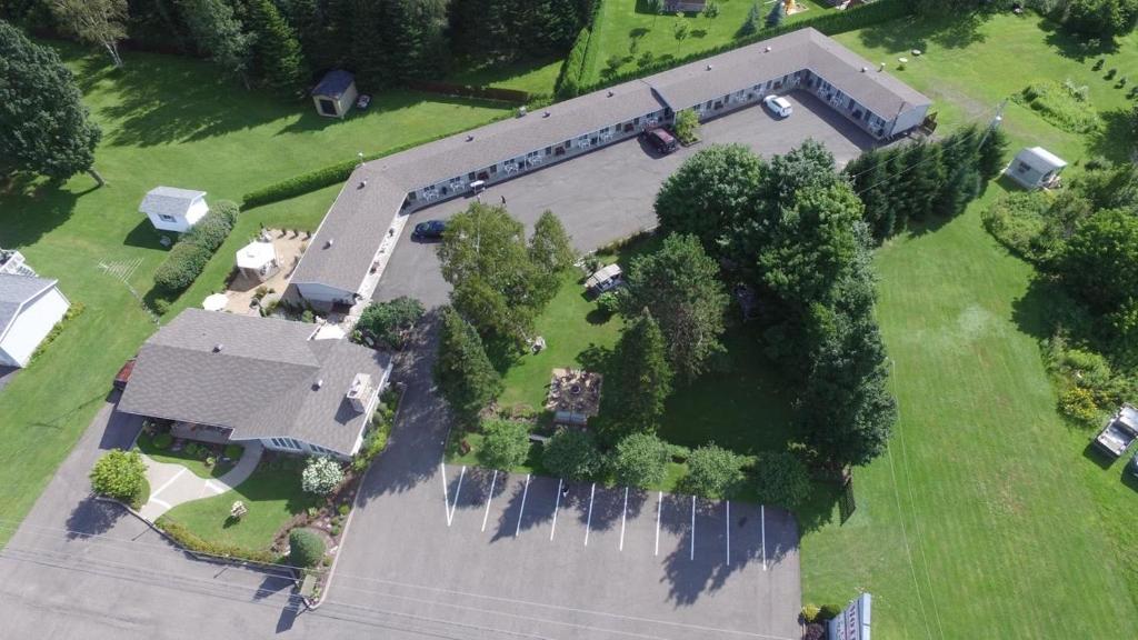 an overhead view of a large house with a yard at Motel La Cheminée in Saint-Jérôme