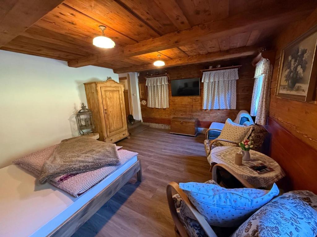 a living room with a couch and chairs in a cabin at Apartmán Rozárka Chřibská in Nieder Kreibitz