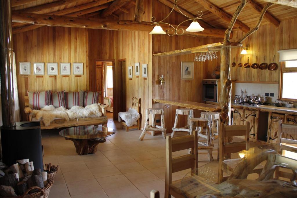 a living room with a couch and a table at Casa del Lago in Lago Meliquina