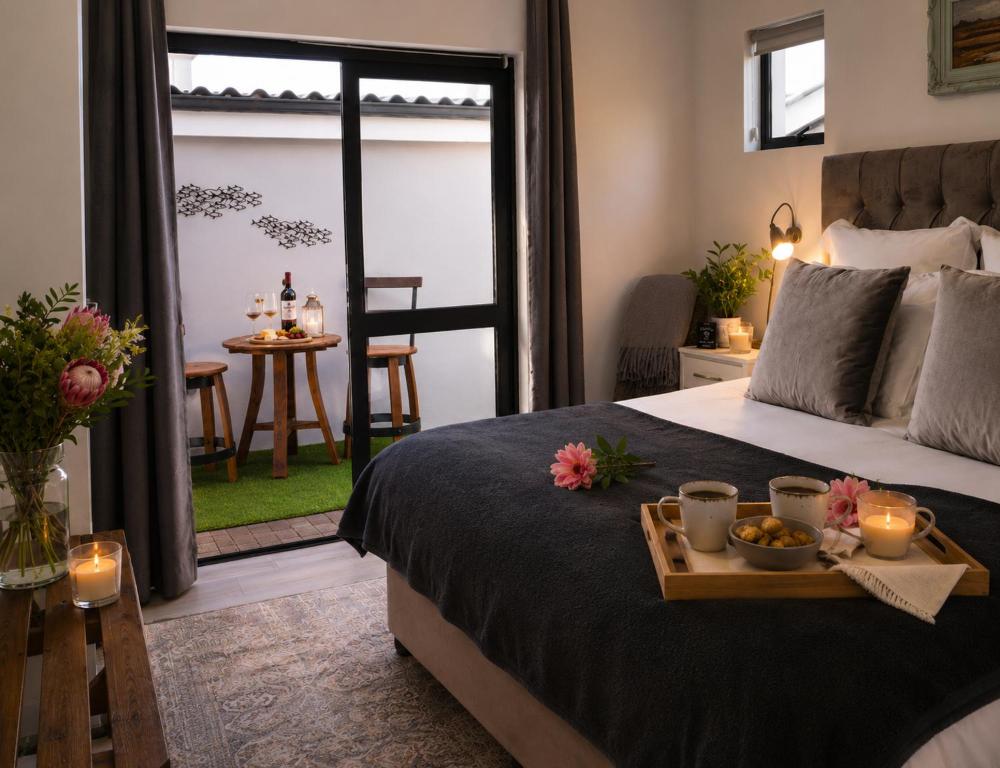 ein Schlafzimmer mit einem Bett, auf dem ein Tablett mit Essen steht in der Unterkunft Flip-Flops studio in Hermanus