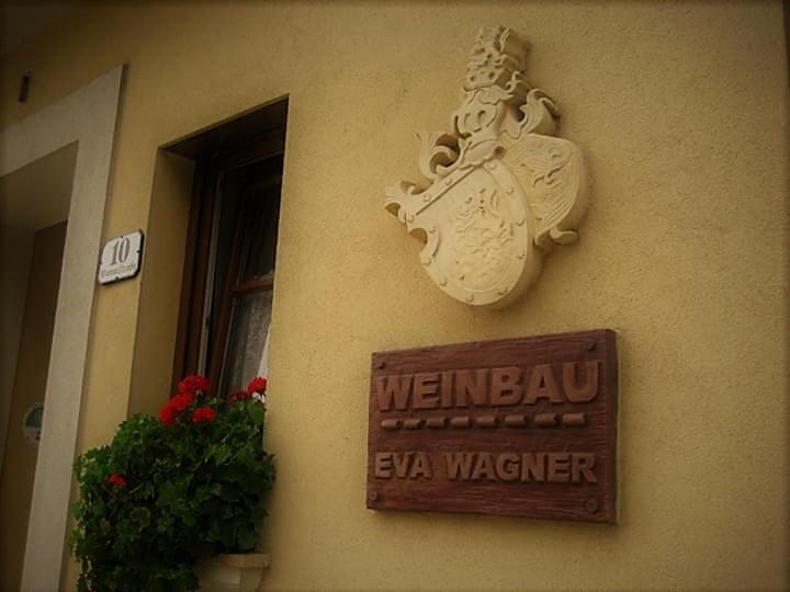 Naktsm&#x12B;tnes Weinhaus Eva-Maria Wagner logotips vai nor&#x101;de