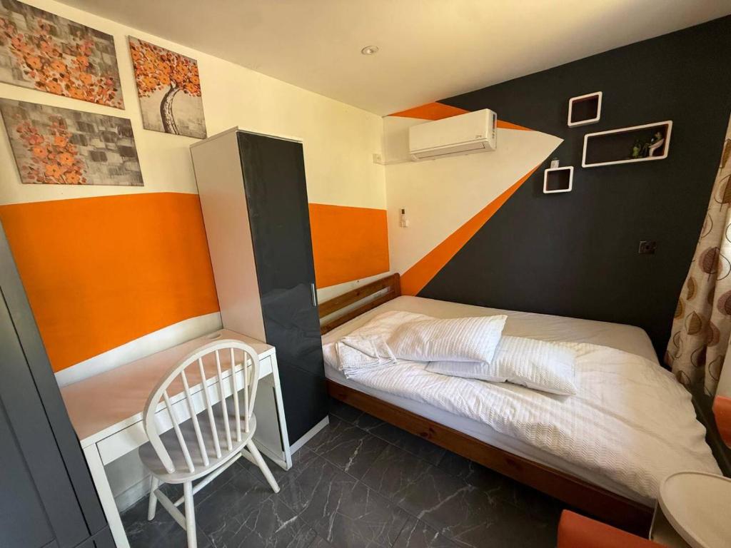 a small bedroom with a bed and a chair at Studio - Parking - Garden - WiFi - Sleeps 2 in Cambridge