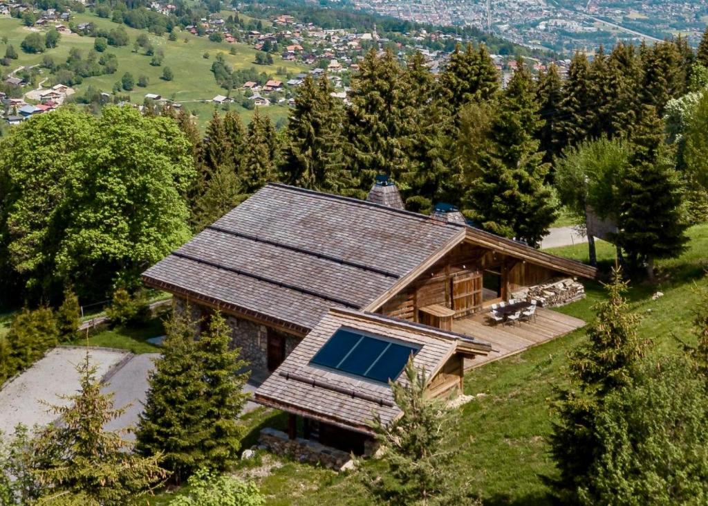 an overhead view of a house with a roof at La Ferme 1828 in Demi-Quartier