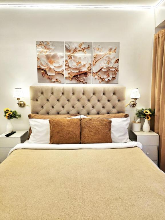 ein Schlafzimmer mit einem großen Bett mit großem Kopfteil in der Unterkunft Angel's Haven in Manila