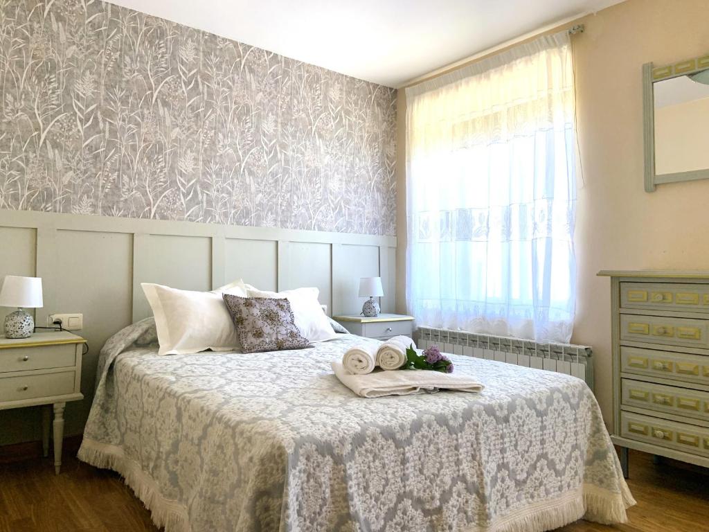 a bedroom with a bed with two towels on it at Villa Conde, Piscina, Barbacoa y Gran Patio in Prado