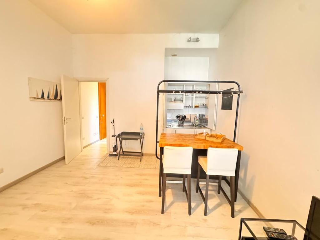 a kitchen and dining room with a table and chairs at Milano 2, cozy, Wi-Fi, minimum 2 nights in Segrate