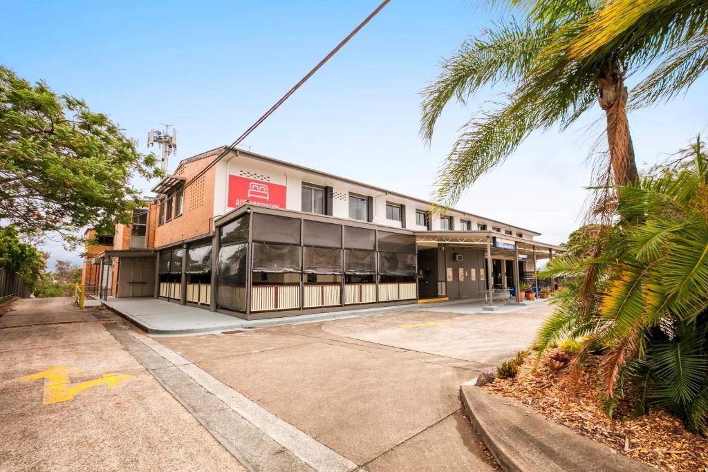 Nightcap at Camp Hill Hotel - Resim 5