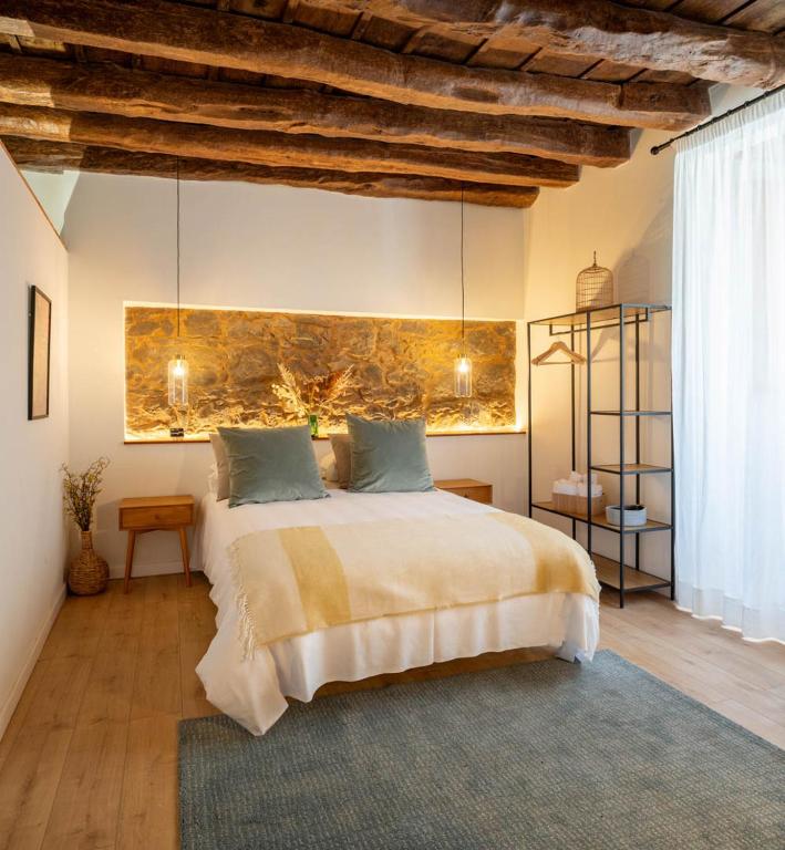 a bedroom with a large bed with a painting on the wall at Laguna Cool Living in Las Lagunas