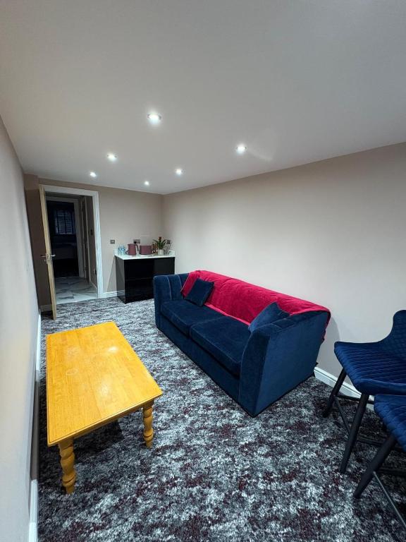 a living room with a blue couch and a table at Kennington house #30 in Oxford