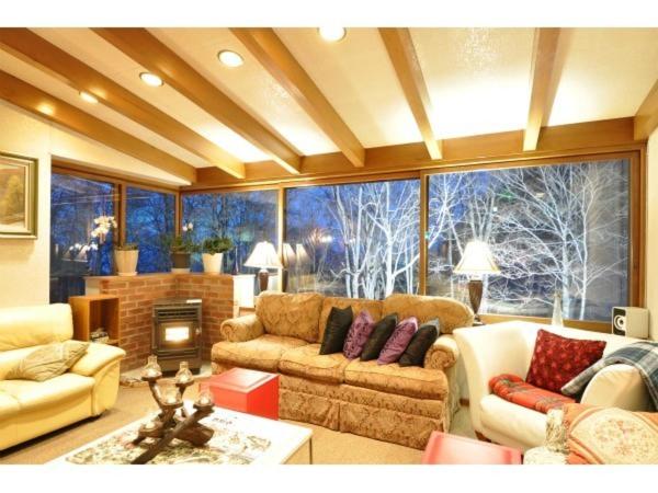 Posezení v ubytování Tsubame Highland Lodge燕ハイランドロッジ