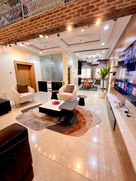 a living room with a couch and a table at Casa Midelle in Alagbado