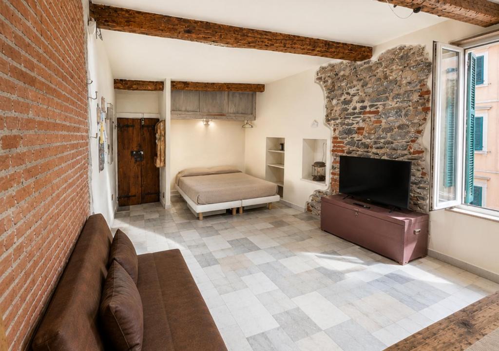 a living room with a couch and a brick wall at Iris 3: Un Fiore a Camogli in Camogli