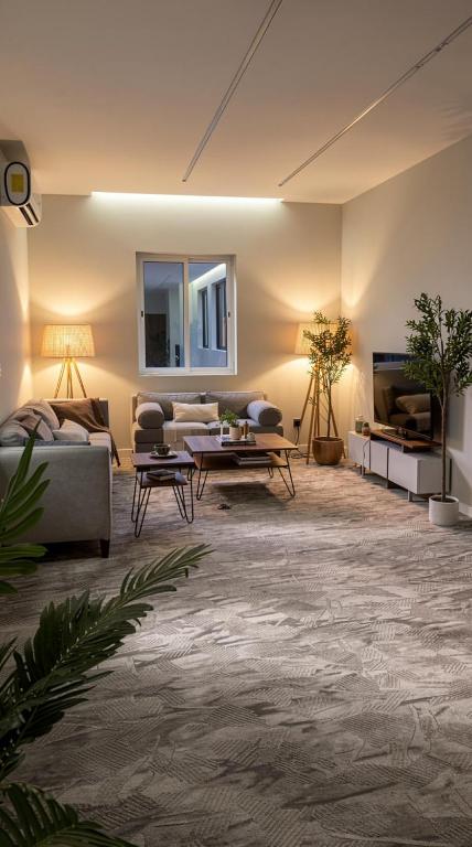 a living room with a couch and a table at شاليه السيل الكبير in As Sayl al Kabīr
