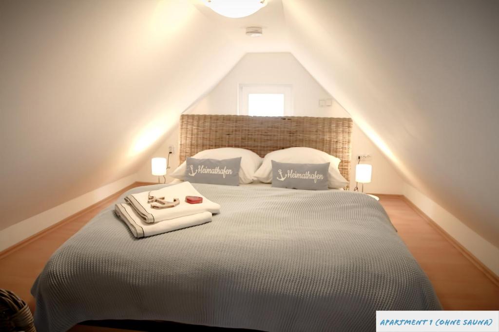 a bedroom with a bed with two towels on it at Ferienhaus Seeschwalbe in Tossens