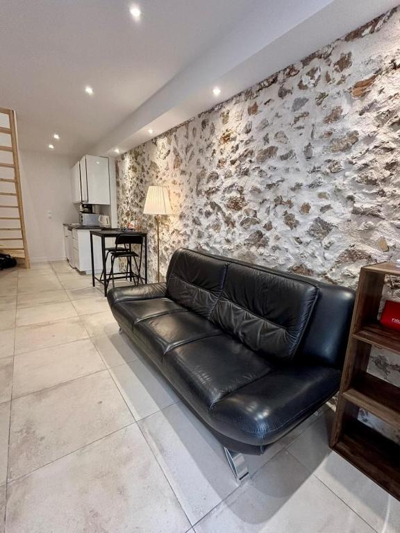 BRULEE - BRAND NEW - 2 room duplex WIFI, AC, central