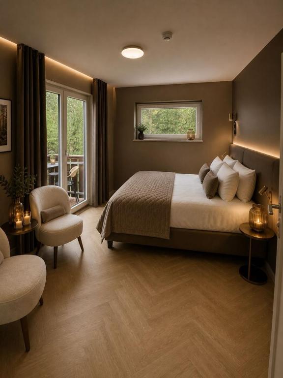 a bedroom with a large bed and a window at Karels Restaurant Hotel in Braamt