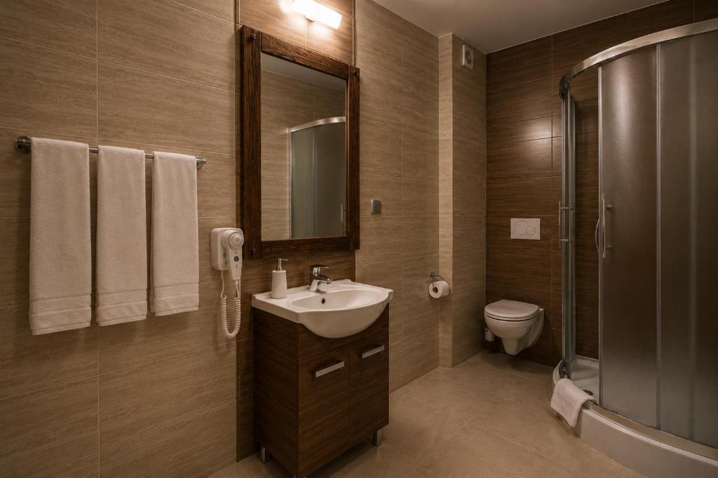 DWOREK MYŚLIWSKI HUBERT- przy samych Termach Bania i Stoku Narciarskiego Kotelnica, na miejscu wypożyczalnia nart, rowerów elektrycznych w atrakcyjnej cenie dla gości - Family Room With Balcony