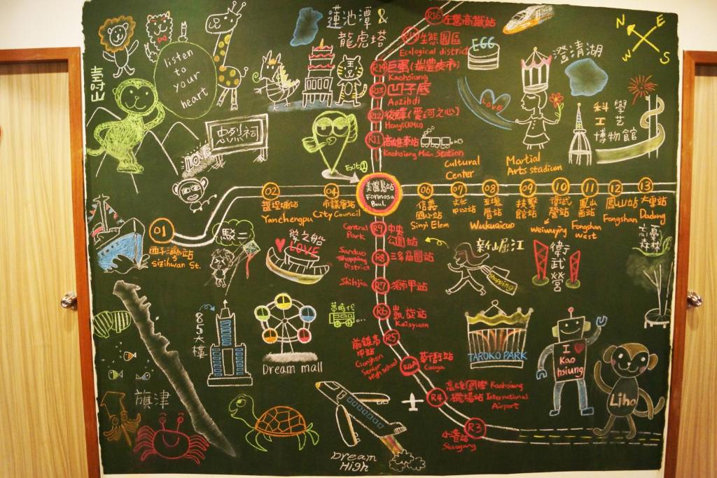 eine Tafel mit Zeichnungen darauf in der Unterkunft Trip GG Hostel in Kaohsiung