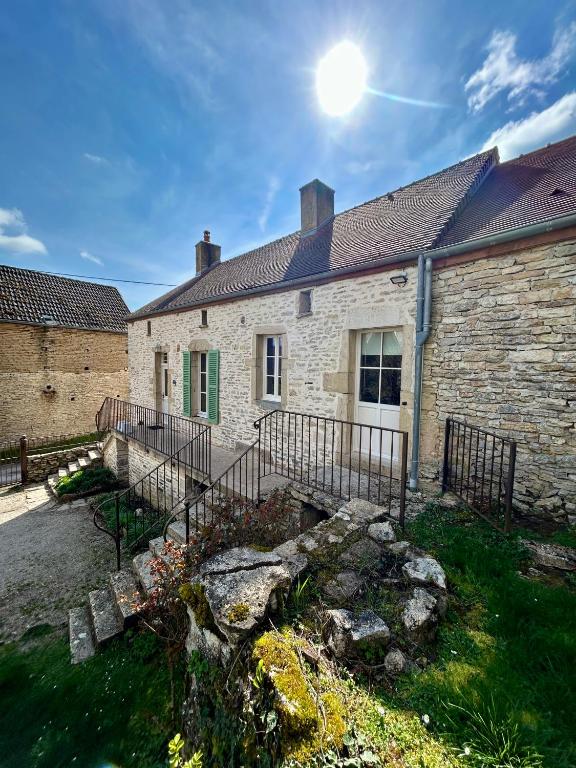 a stone house with a fence in front of it at Le Refuge Bourguignon in Nuits-Saint-Georges