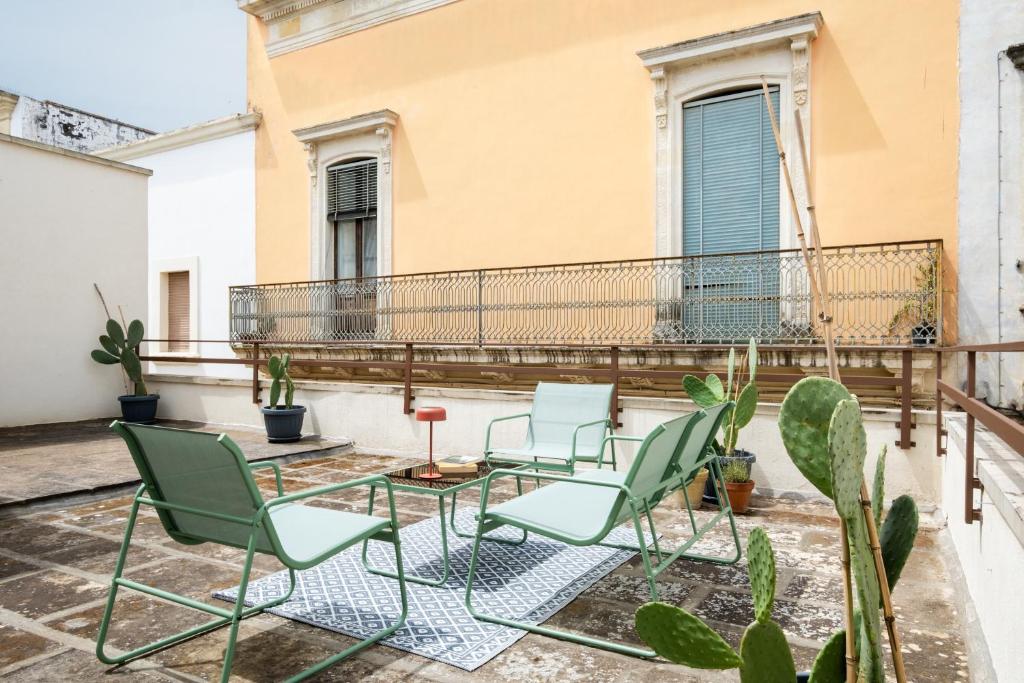 a patio with chairs and a table on a balcony at L'Angolo Del Teatro in Galatone