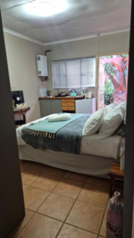 a bedroom with a large bed in a kitchen at Herberg 1 in De Wildt