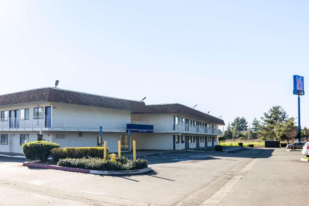 un edificio con un estacionamiento delante de él en Motel 6-Oroville, CA, en Oroville