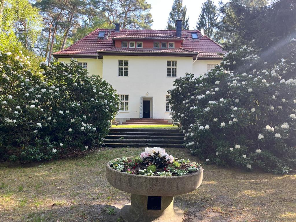 a house with a flower pot in front of it at Park Residence Bei Wu in Wesenberg